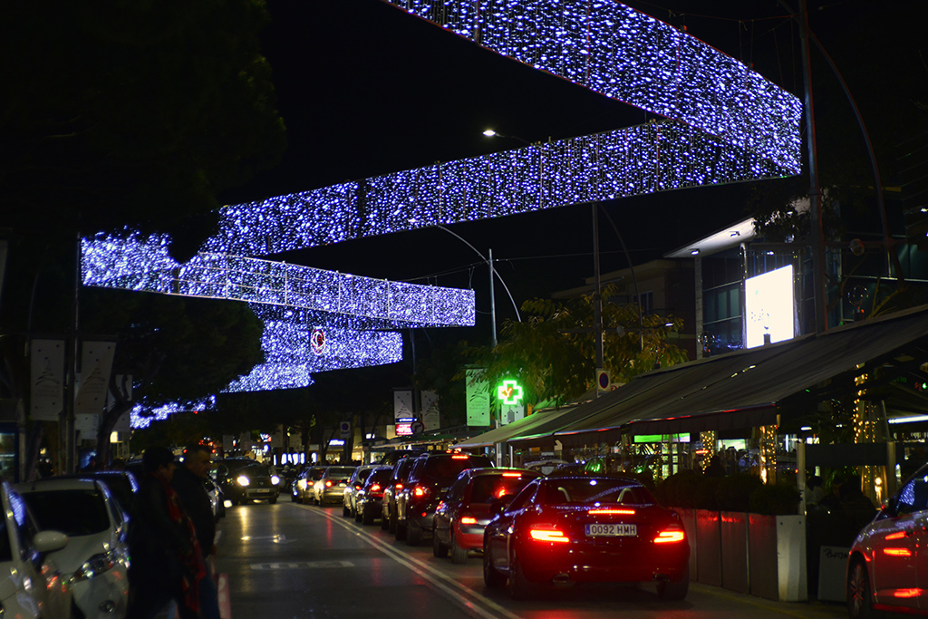 Gironanoticies's tweet photo. La màgia del Nadal ja brilla a Castell i Platja d'Aro i S'Agaró https://t.co/c8GBZy2BMo  

Un túnel de colors i so de 60 metres presideix l'arribada de l'època festiva a la localitat baix-empordanesa, que ha celebrat avui l'encesa de llums #PlatjadAro https://t.co/XjLD10J6RA