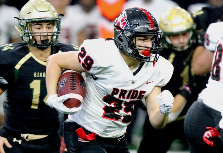 Playing more 💥physical💥 in the second half propels Colleyville Heritage past Birdville 24-17 in the #txhsfb regional semifinals.

[Heritage also avenges a one-point loss to Birdville in the regulars season.😤]

 Story: buff.ly/34Ccp3k