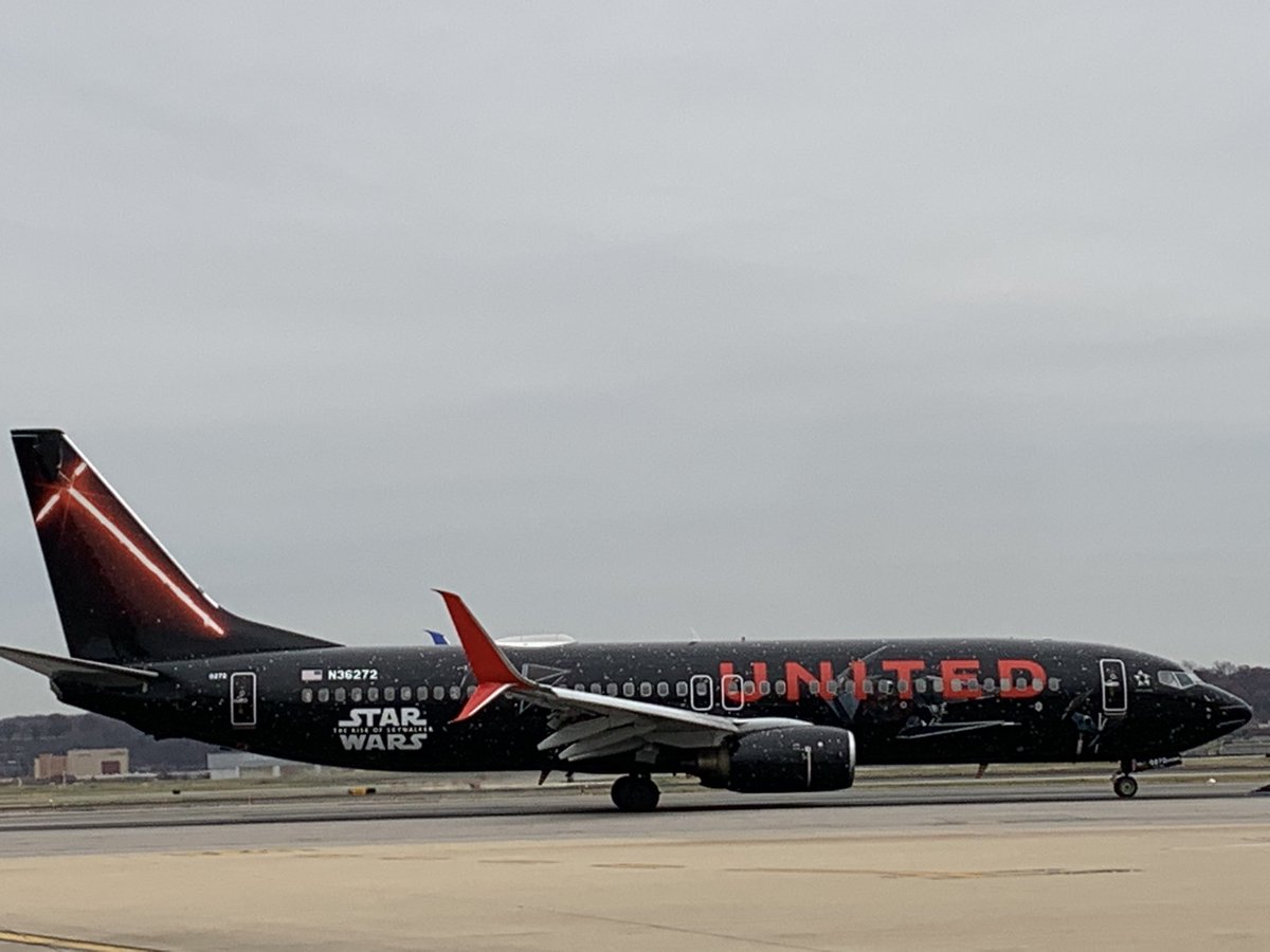 The force was @Reagan_Airport. Which side are you on - Resistance?First Order? @united #WeAreUnited #teamdca @mechnig @edavid_allison @ke_wiltz