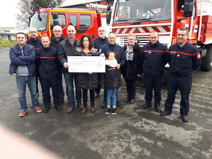 UDSP22's tweet photo. Remise de chèque au profit de l'ODP. Victime d'un incendie en 2018 et après la reconstruction de leur bâtiment, Mr et Mme Haméon ont décidé de remettre les bénéfices de la porte ouverte, à l'ODP. Merci à eux, à Émeraude Élevage Équipement, au CIS Plénée-Jugon et à son Amicale. https://t.co/fTYf2GdJCf