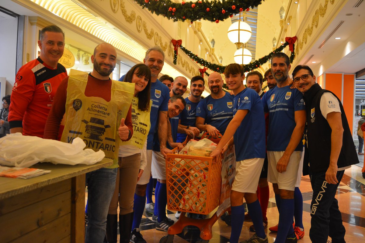 WilliamSchoolMu's tweet photo. La William School Music con William &amp; Fabio Feliziani, con Maria Laura Pruna e Emanuela Magnante alla 23° Giornata Nazionale della Colletta Alimentare e la Nazionale Italiana Poeti sostiene concretamente il Banco Alimentare del Lazio Onlus andando al Centro Commerciale Euroma2 https://t.co/wtobs1zhpL