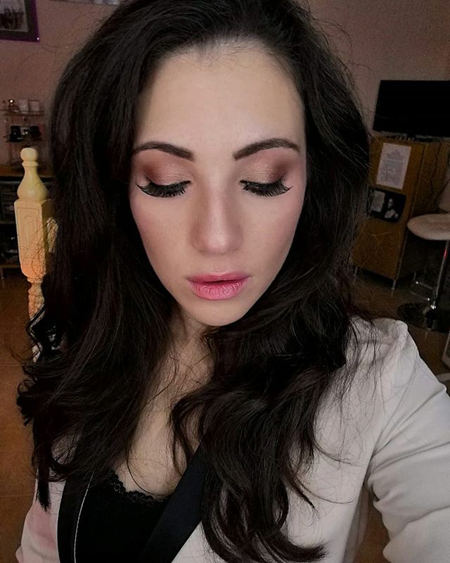 elena_stevanin's tweet photo. Adoro truccare gli occhi!👁💕
È la parte del mio viso che adoro truccarmi e sbizzarrirmi di più giocando con i colori!
🤩🤩
E voi cosa amate di più truccare del vostro viso?💄💄💄
------------‐----‐-
💄Makeup day by #artistrystudio #makeupnight #wearitsh… https://t.co/RFZYWjmImk https://t.co/JbBoiXSEYD