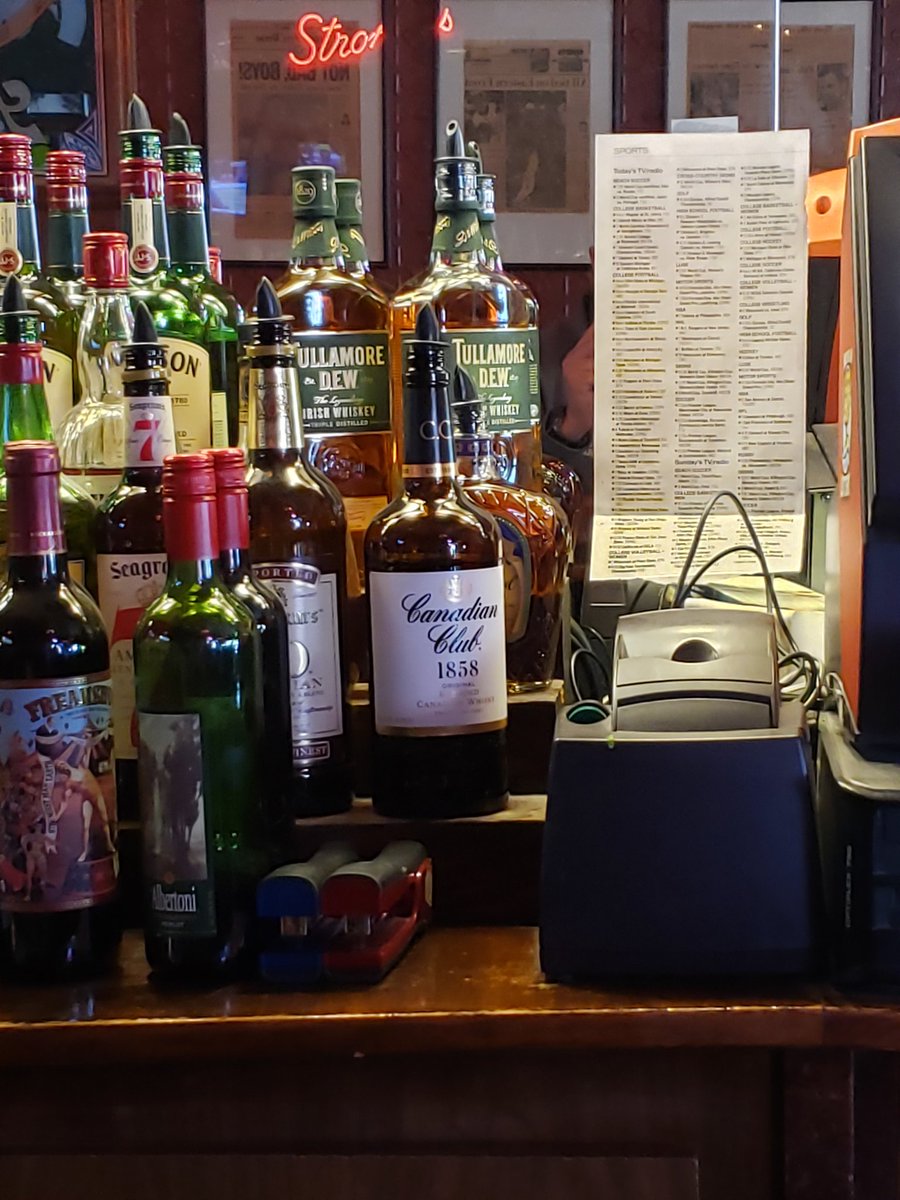 markandyp7king's tweet image. Find yourself a bar where they tape the tv guide to the glass and have a flat top grill right behind the bar.  #oldschool #Detroit #nemos #ruizing #GoBlue #booze