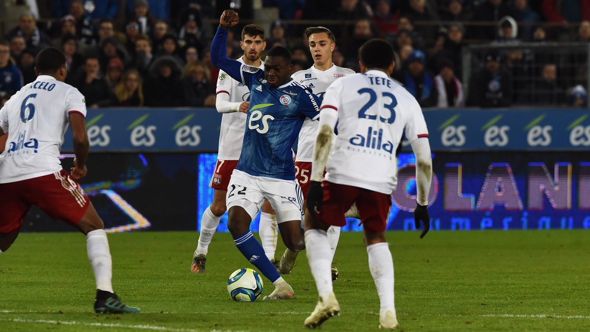 MySportNews3's tweet photo. #Ligue1 #RCSAOL
Lyon s'impose 1-2 contre  Strasboug avec de l'anti fairplay en fin match après pris l'avantage grâce Reine Adélaïde, lyonnais ont perdu beaucoup de temps en se roulant par terre.
Par conséquence, Lyon est 4ème provisoirement en Ligue 1 https://t.co/dcFfeRNEbf