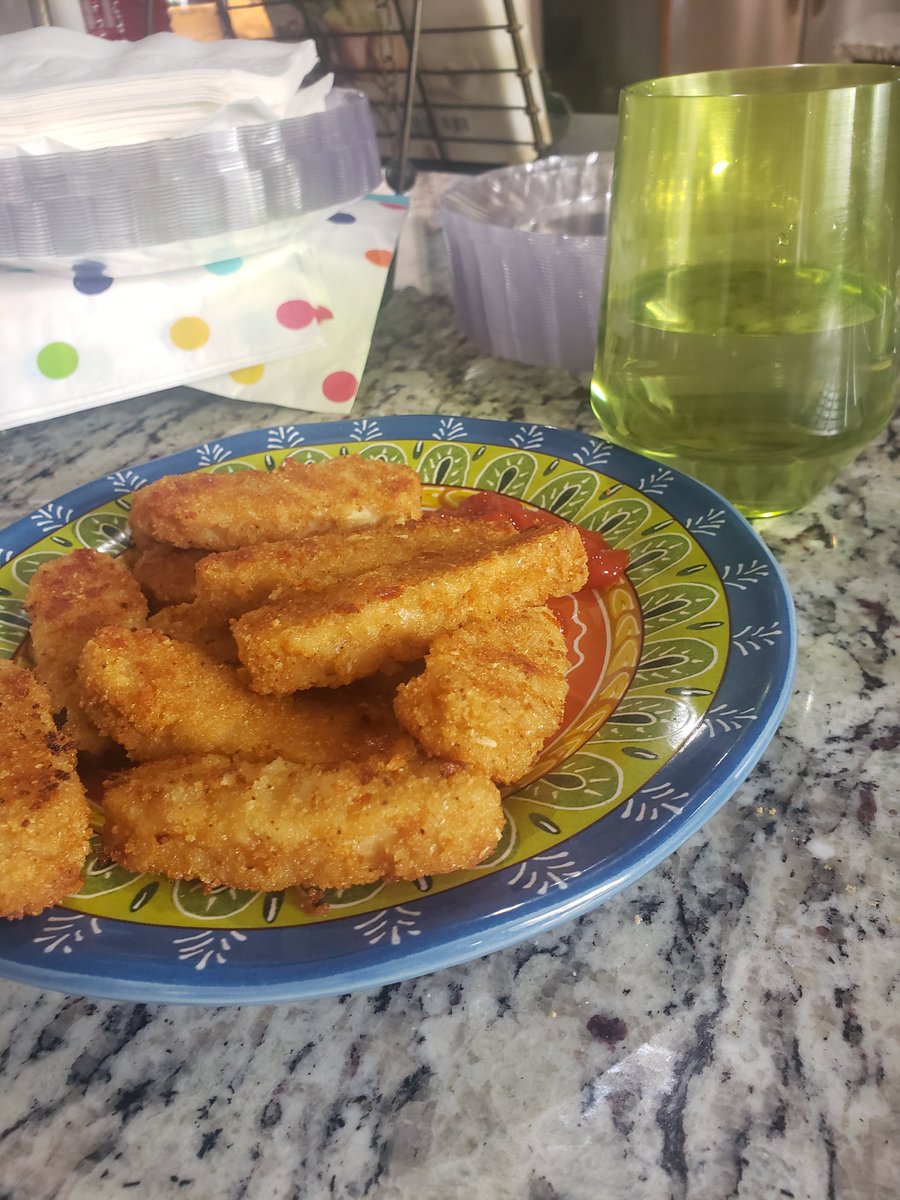 Bookshooklook's tweet photo. After eating vegan chicken fingers I have to say: wow. Trader Joe's is where it's at.

#vegan #chickenfingers #firsttime https://t.co/dXOKJOSQQn