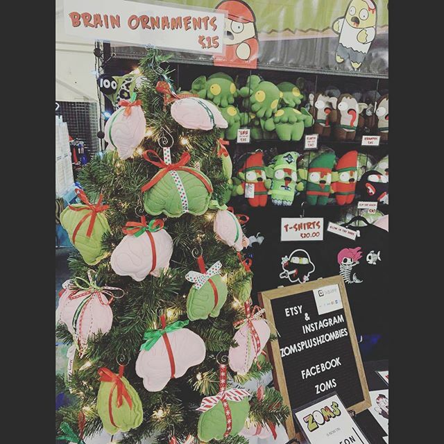 It’s looking awfully festive around here! Our brain ornaments are sure to put a smile on anyone’s face. We have a number of color variations to choose from. Come pick yours up today at GeekCraft Expo! 🧠🎄
.
.
.
#zoms #plush #zombies #brain #christmas … ift.tt/2P03C4I