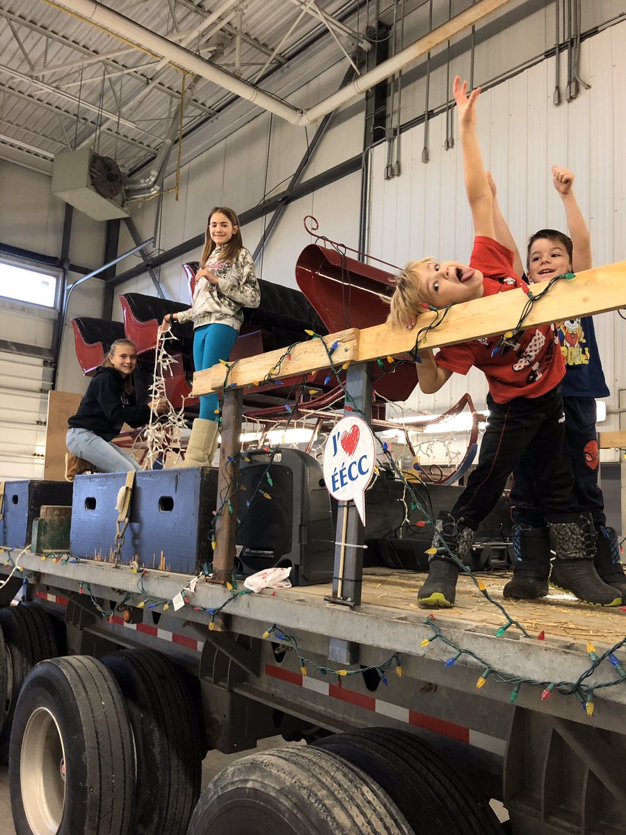 En préparation pour la parade de Noël au Festival de Noël de Casselman.