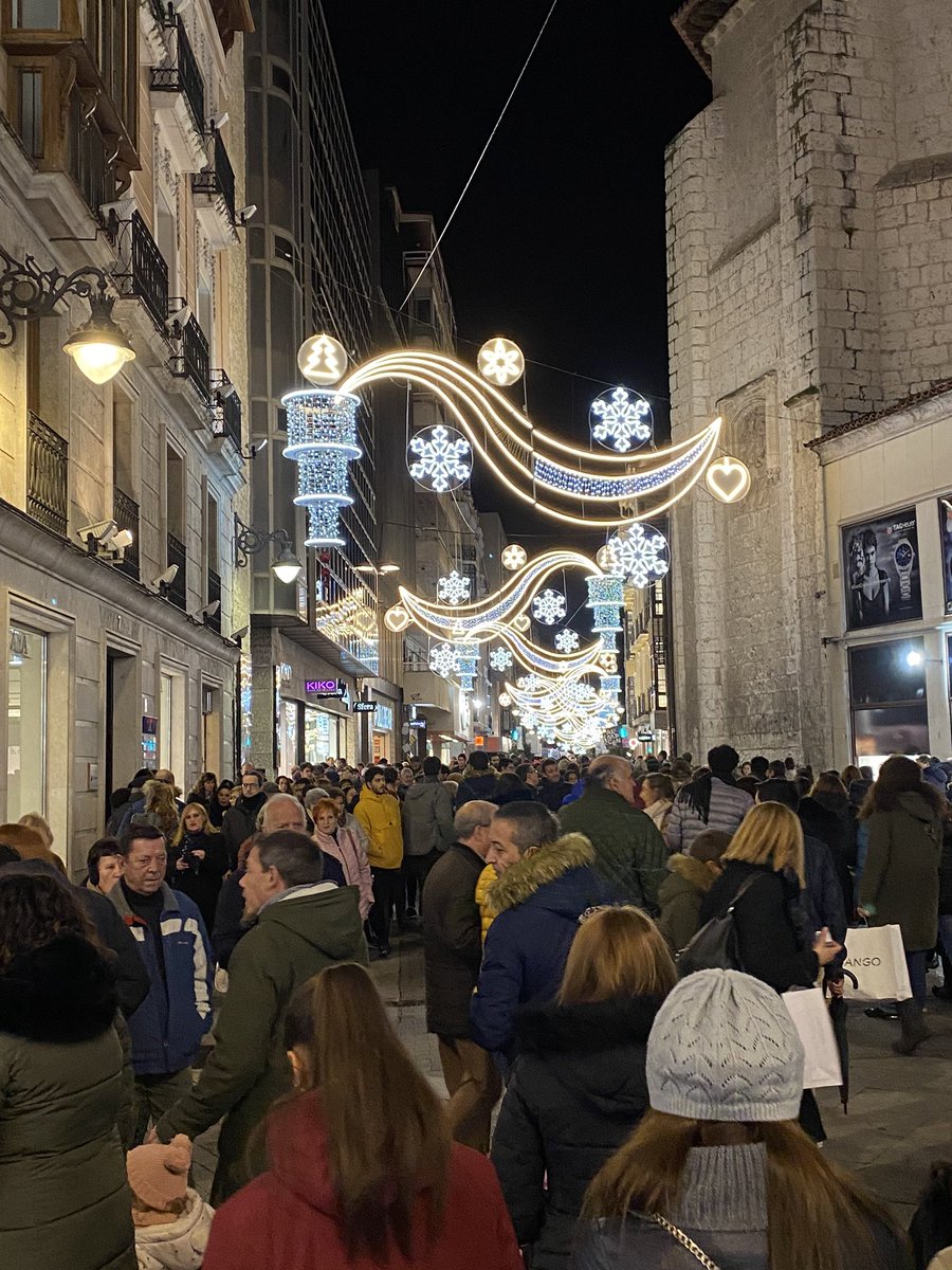 Valladolid se viste de Navidad 🎁 Disfruta de la Navidad en el centro de la ciudad. Vívela con los cinco sentidos