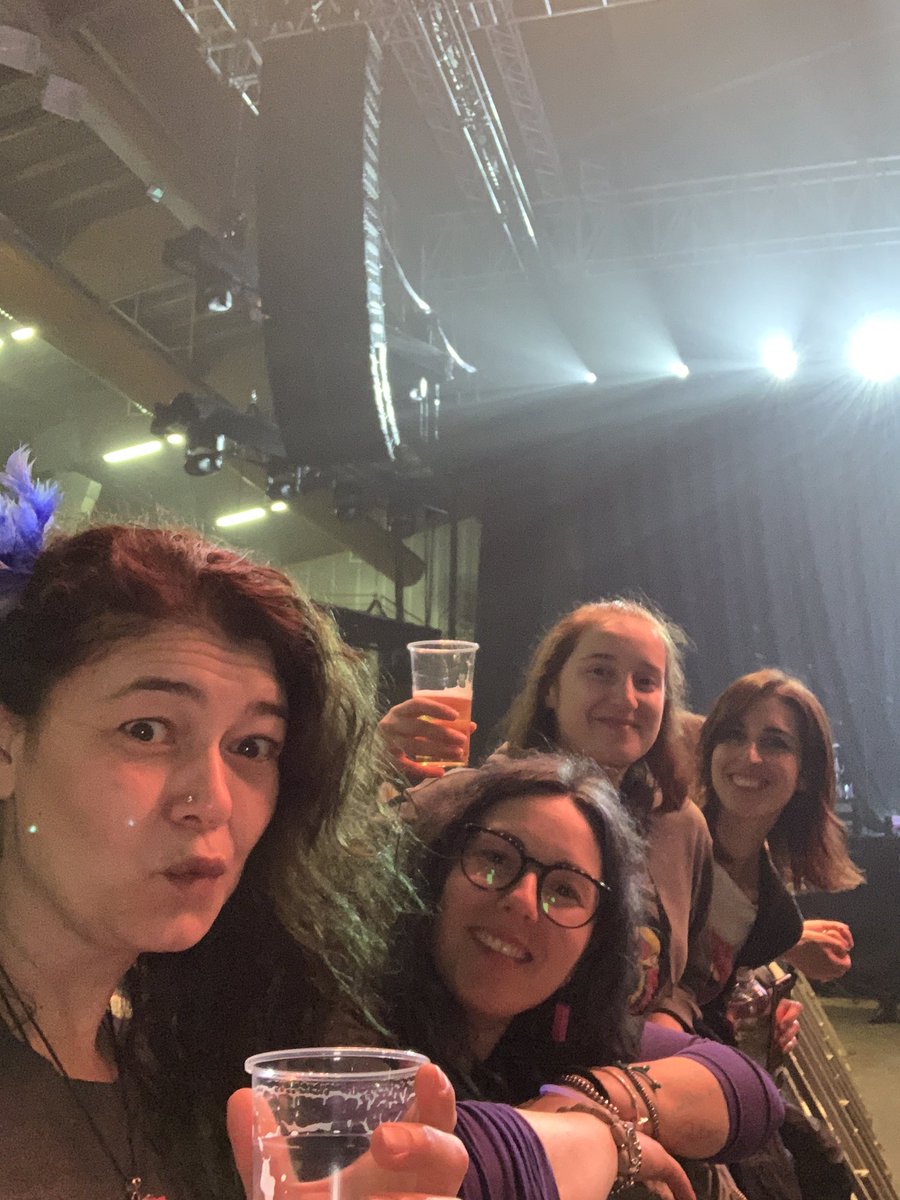 Lindaxxx83's tweet photo. @mikasounds oggi in coda finalmente un po’ di noi si sono ritrovate 🎉non ci siamo riuscite per un po’ di date ma fare code con chi le fai da anni è veramente bello e divertente🎉eccoci sparpagliate  per la transenna🤣♥️ #RevelationTour #montichiari a dopo! https://t.co/M7x1jE389k