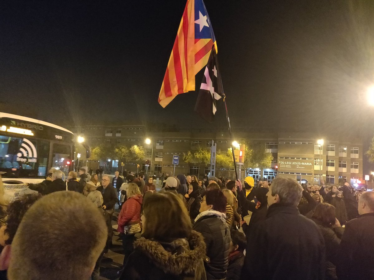 HelpusEurope's tweet photo. Tot el nostre suport als companys de Meridiana! La gent de Vilamajor amb #MeridianaResisteix #Llibertatpresospolitics https://t.co/VAu4Z2v9hr