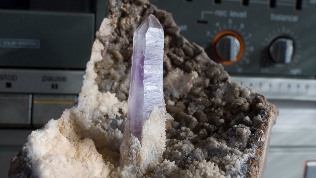 StudioMineralia's tweet image. Solitary amethyst on matrix from the #Brandberg Massif, #Namibia. One of my favorite pieces.
StudioMineralia.com
@StudioMineralia

#Earth #ArtGallery
 #aesthetic #mineral #nature #decor #interiordecor #crystals #interiordesign #mineralia #mineralart   #boombox #vintageaudio