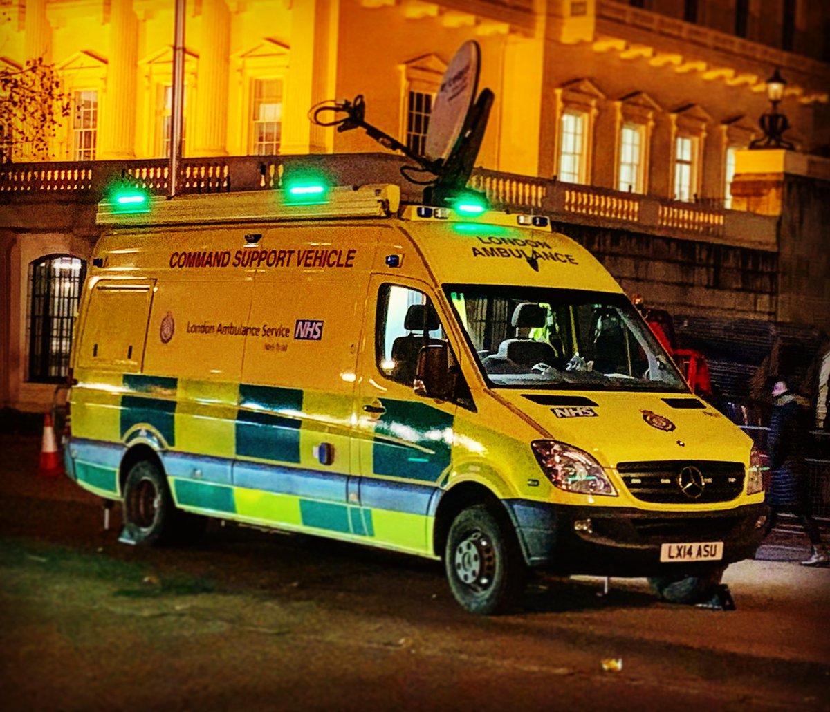 DabsLynch's tweet image. Another day out doing #CST on @Ldn_Ambulance @LAS_TacAdvisor #YC33. On standby at #treeofknowledge