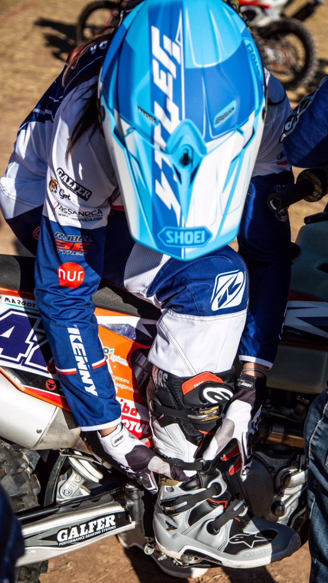 MargotLlobera47's tweet photo. 🔥Merci @SHOEIFRANCE et @MARTI_MOTOS  pour ce magnifique casque 🔥
Ya estamos en el @EndurocLesComes ! Vuelta de reconocimiento hecha! ✅ Mañana carrera 💃 Muuy buenas sensaciones 💃 📸: @MarcForn26 🔝 https://t.co/V7Cq6w5C6m