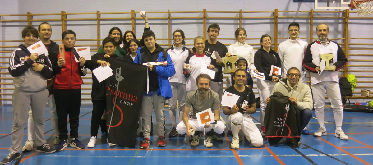 esgrimahuesca's tweet photo. Estupendo torneo social pre navideño del Club Esgrima Huesca. Esta tarde tocaba esgrima, competición, risas, buena convivencia y espíritu de club. De buenos ratos como estos está hecha la felicidad.😃🤺 https://t.co/JqXjQqC73D