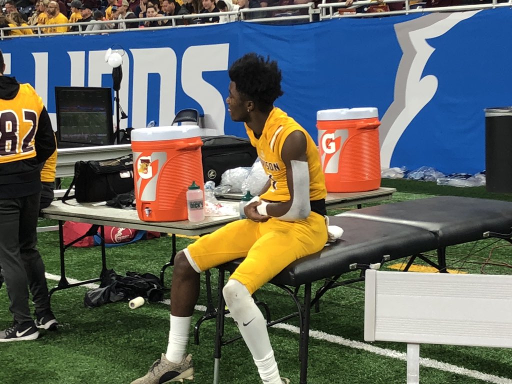 BrendanSavage's tweet photo. Latrell Fordham of @DavCardFootball is done, fractured wrist #MLiveSF https://t.co/DRHFDCAH26