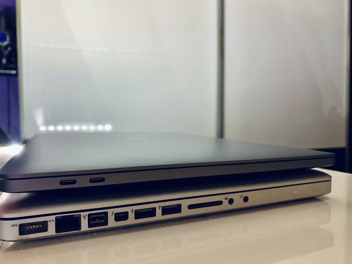 ApplelianosPod's tweet image. 8 años ha pasado desde el #MacbookPro15 del 2011 al #MacBookPro16 del 2019.