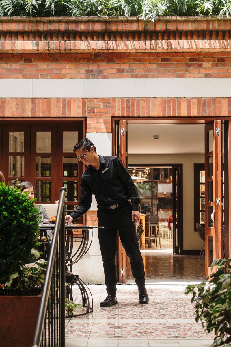 Castanyoles's tweet image. Ya sea en el hermoso patio o bajo el brillo natural del día en nuestro restaurante, encontrarás un equipo de profesionales desde la cocina hasta el comedor listo para ofrecerte una experiencia inolvidable. 📷: c_ehret | #Castanyoles #FSCasaMedina