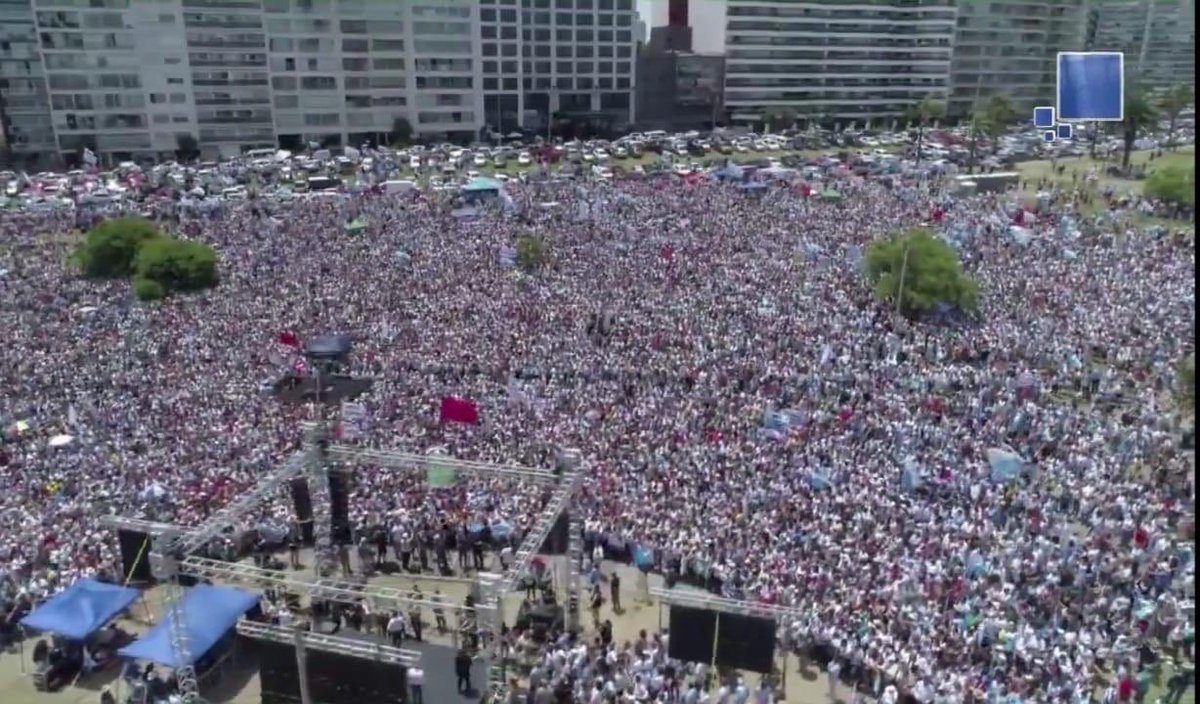 fedeesenese's tweet photo. Es un gran orgullo ver hasta donde hemos llegado con tanto trabajo. Gobernaremos por y para todos;sin dejar pasar un día en vano, sin dar ningún uruguayo por perdido. El país necesita de este equipo sólido y comprometido ¡sabremos cumplir! @LuisLacallePou @beatrizargimon #EsAhora https://t.co/uu2lhzxUIC