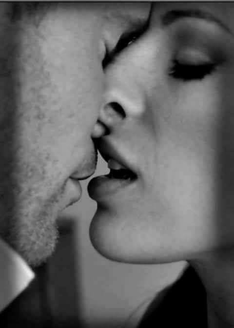 Quiero un beso de tu boca...
Quiero tenerte
Quiero sentirte 
Quiero olerte
Quiero apretarte.