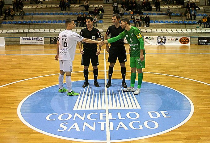 El líder, UMA Antequera, sigue imparable y vence en su visita al Santa Isabel por 1--3

Nueva victoria del conjunto de Moli, con doblete de su artillero Álex, para seguir en lo mas alto en solitario y tomar ventaja, frente un Santiago que lo intentó con sus armas