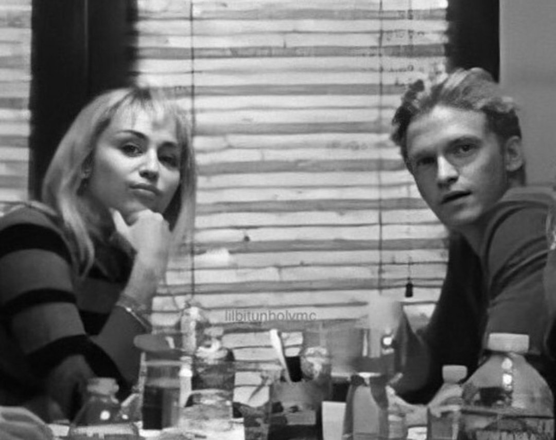TudoMiley's tweet photo. Miley com a sua família, Cody e amigos ontem nas ações de Graça, reparem que todos só beberam água, respeitando a sobriedade da Miley e Cody ❤ https://t.co/2MD399Os0U