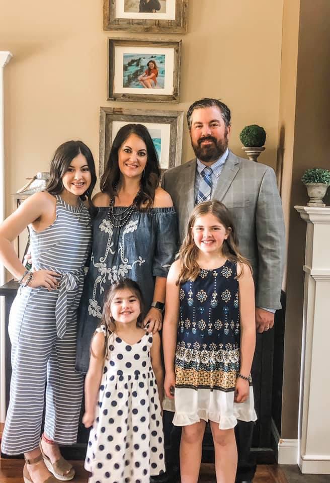InItToEndItPig1's tweet photo. Judge Announcements!!!

Saturday we are excited to have Ben Bobell join us. Ben is the Business Development Manager  for Sunglo feeds. Ben and his wife Haylee reside in Lincoln IL with their three beautiful daughters Ella, Claire and Alex. https://t.co/v3sUyTIO8i