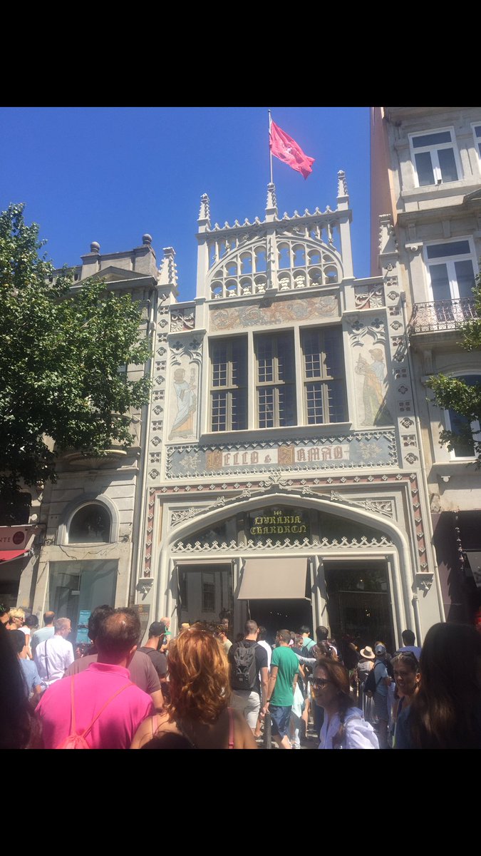 PJsGrandson's tweet image. The queue outside Livraria Lello, Porto. 
In 2019, it’s a wonderful thing to have to wait 2 hours to get into a bookshop, &amp;amp; then there’s that interior.