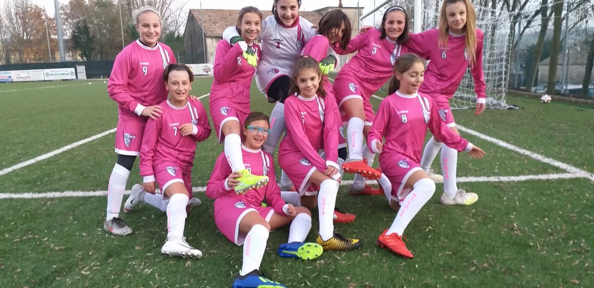 CalcioArzilla's tweet photo. Under 12 Pinkarzilla, squadra fantastica #calciofemminile #spettacolo #sapergiocareinsieme #raffamanieriacademy #goal #emozioni #wepesaro #italia #marche #football #womensoccer #ilcalcioèdichiloama #❤️ #⚽ https://t.co/wWn6KAmTDx
