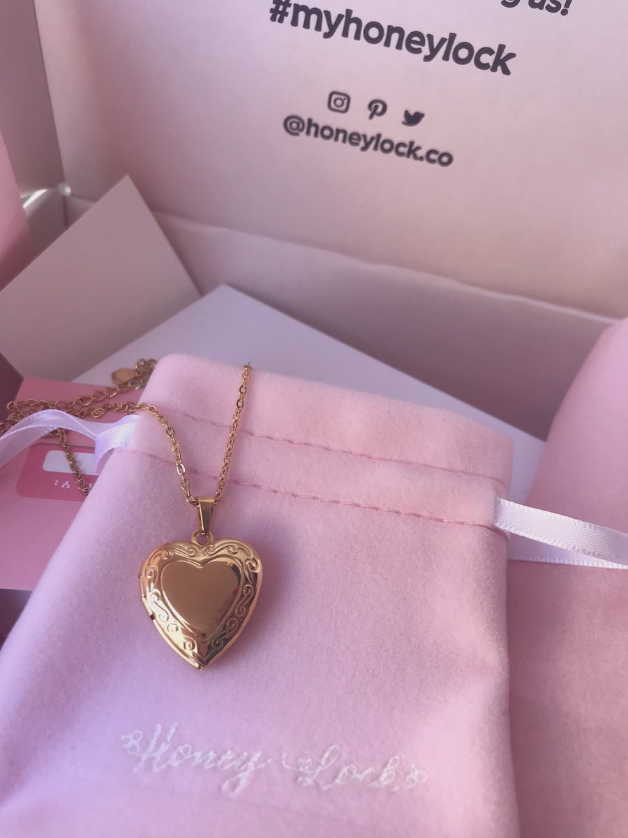 sylvia_m76's tweet photo. Mark got me a honeylock locket with our photos inside... I’m so in 💘💖💓 https://t.co/OGOy0xn4hq