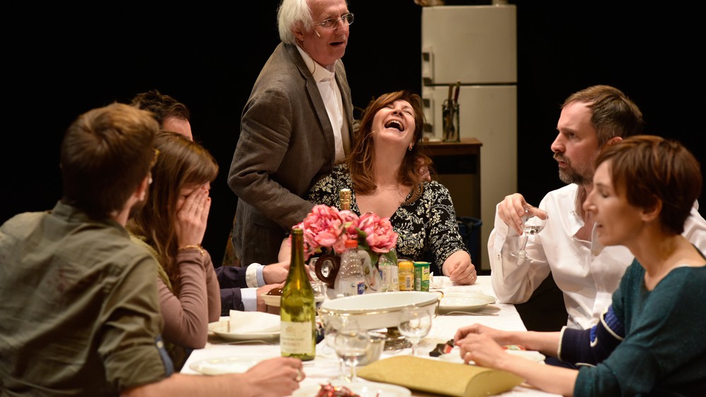 Tout le monde ne peut pas être orphelin par Les Chiens de Navarre <a href="/LaVillette/">La Villette</a> : dîners de famille, en mode grenade dégoupillée - Mon billet emporté par cette liberté sans limite. Un cadeau de Noël avant l'heure
etoffedessonges.com/2019/11/tout-l…