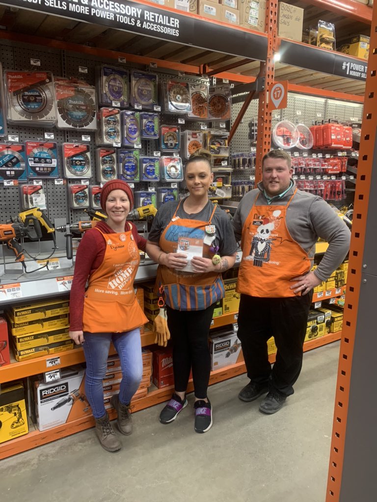 jorgeawalker's tweet photo. SM Dave and DH Dianne, recognizing Heather for her engagement in D25. Great job Heather!!! @fazio_dyanne @david_dnoble79 @Regineb78 @Dan_Brumbaugh https://t.co/0OD2X8DAey
