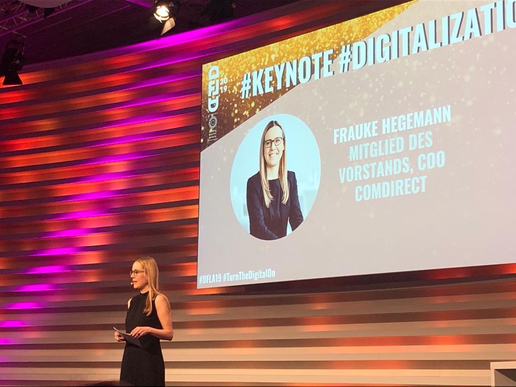 CarolinGabor's tweet photo. Wow! Vielen Dank an @dfla_official und insbesondere @FraukeHegemann für die tolle Keynote! Sehr geehrt über den Preis in der Kategorie Fintech! https://t.co/XTOjQBrPzc