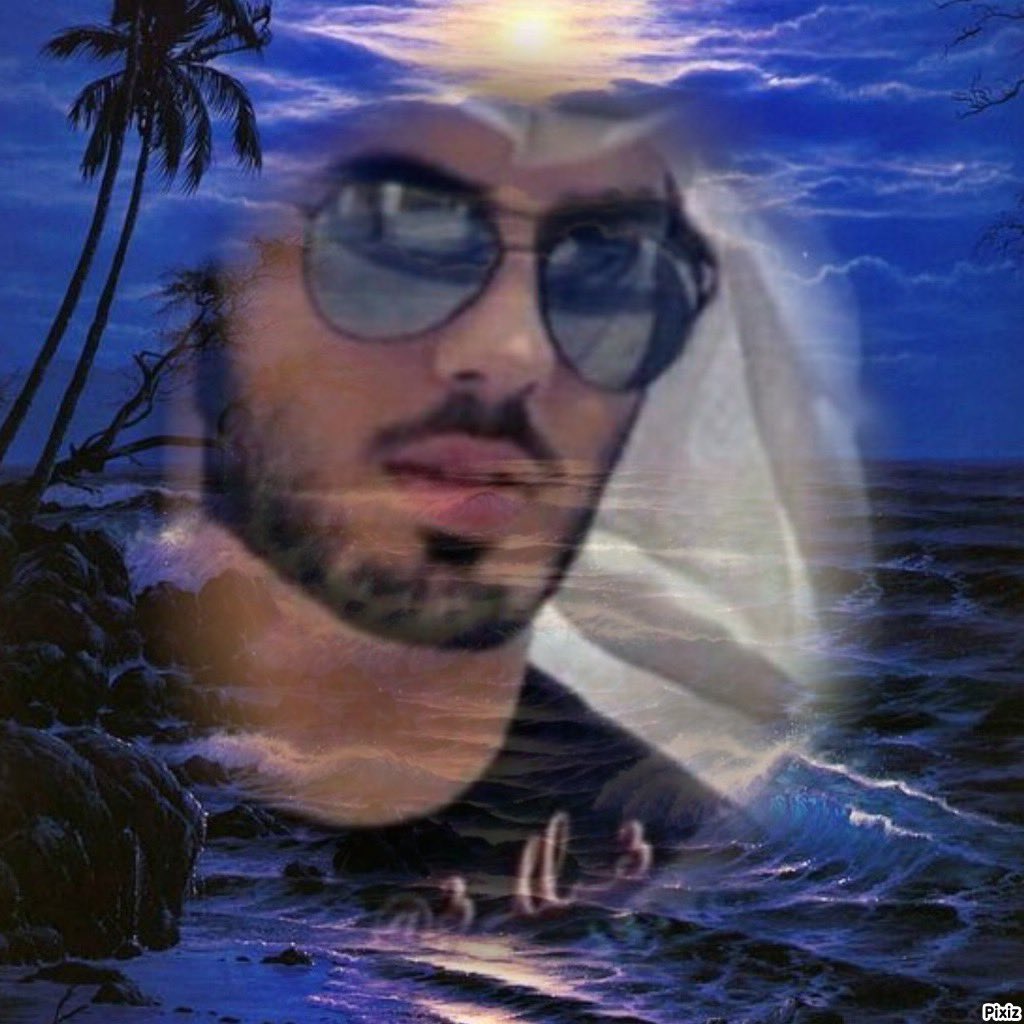 مدري عشقتك دون صورة ولا صوت
وش حال لو شفتك وصوتك سمعته

أحلم بشوفك وشوفتي لك ترى قوت
والقلب عن غيرك وشوفي منعته

همسك على قلبي كما نكهة التوت
فيني الغلا والشوق بيدك زرعتيه..