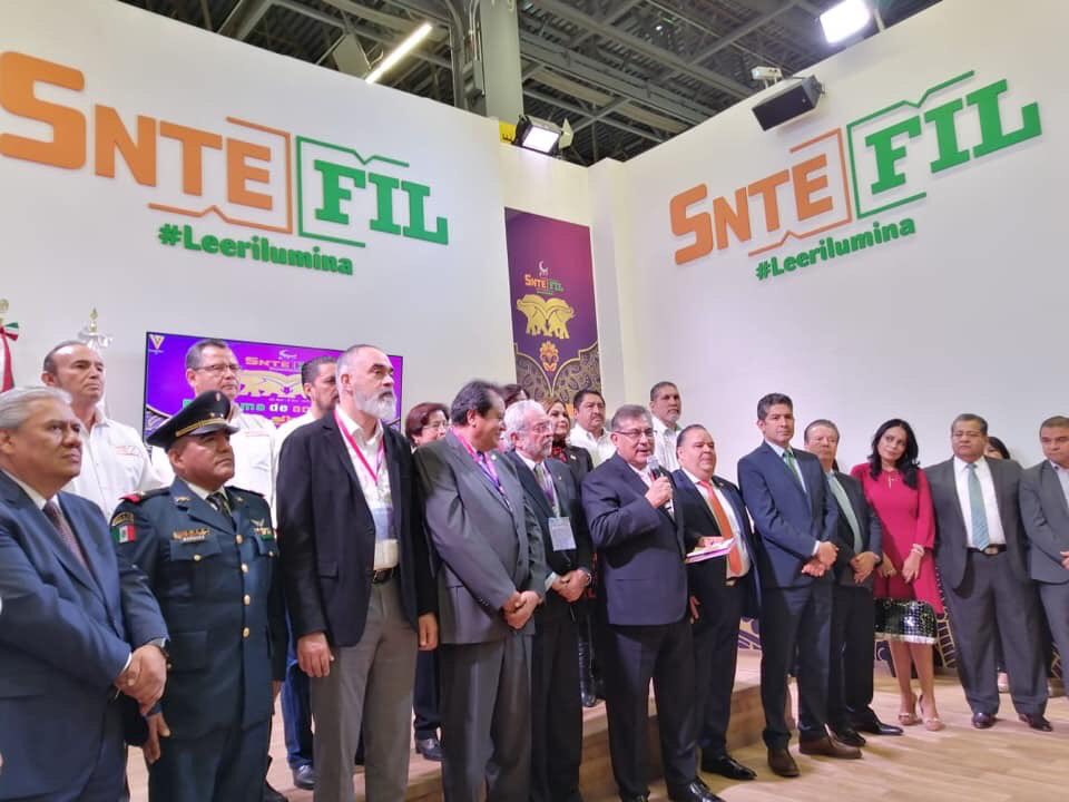 JRMSNTE's tweet photo. #SnteFIL 📝📚

FELICIDADES #SNTE 👏 Corta Alfonso Cepeda Salas acompañado del rector #UNAM_MX Enrique Graue listón inaugural stand del Sindicato 👉#PreSNTE ☝ en #FILGuadalajara2019 📔

#Leerilumina💡 #SomosLectores🧐

#FelizSabado
#SNTE12
#MaestrospreSNTEs https://t.co/puAjA0SAyZ
