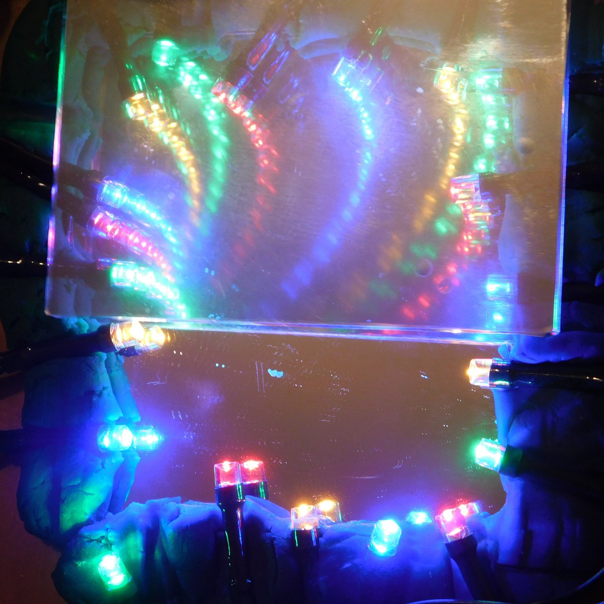 OssiconesOxygen's tweet image. We improved on our previous infinity mirror with some Poundland LED fairy lights, and the small boy did some experimentation and counting of reflections.  

ossicones-and-oxygen.blogspot.com/2019/11/fairy-… 

#infinitymirror #makesciencefun #preschoolscience