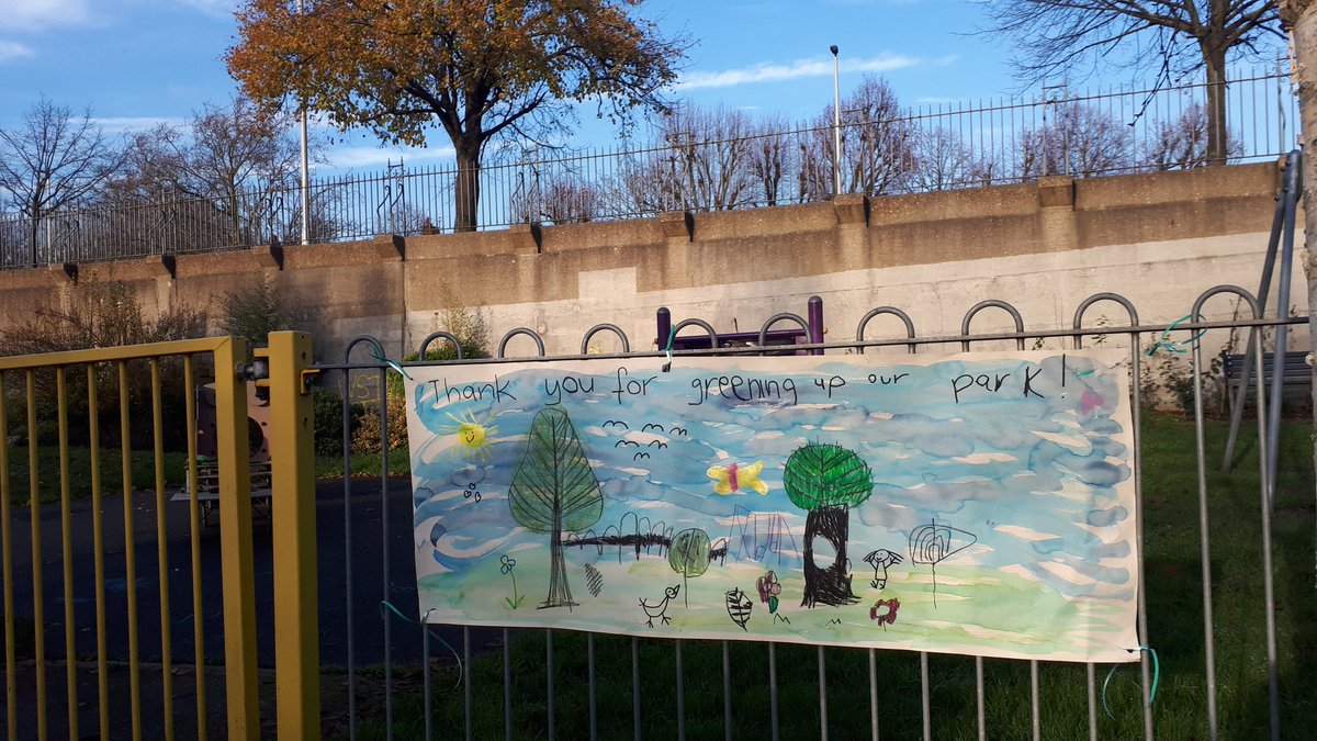 spacedapenguin's tweet photo. Today I was one of over 100 people planting over 800 trees into 230m hedge around Harvard Hill Park alongside the A4.Willow arches &amp; bulbs &amp; community making life better in London. Fantastic organisation from the new Friends group #NationalParkCity #NationalTreeWeek #PlantATree https://t.co/kenTM7ezlN
