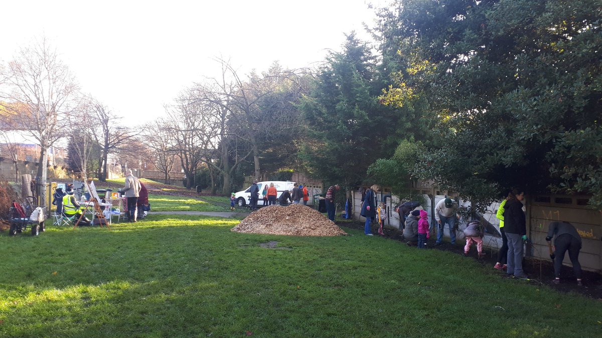 spacedapenguin's tweet photo. Today I was one of over 100 people planting over 800 trees into 230m hedge around Harvard Hill Park alongside the A4.Willow arches &amp; bulbs &amp; community making life better in London. Fantastic organisation from the new Friends group #NationalParkCity #NationalTreeWeek #PlantATree https://t.co/kenTM7ezlN