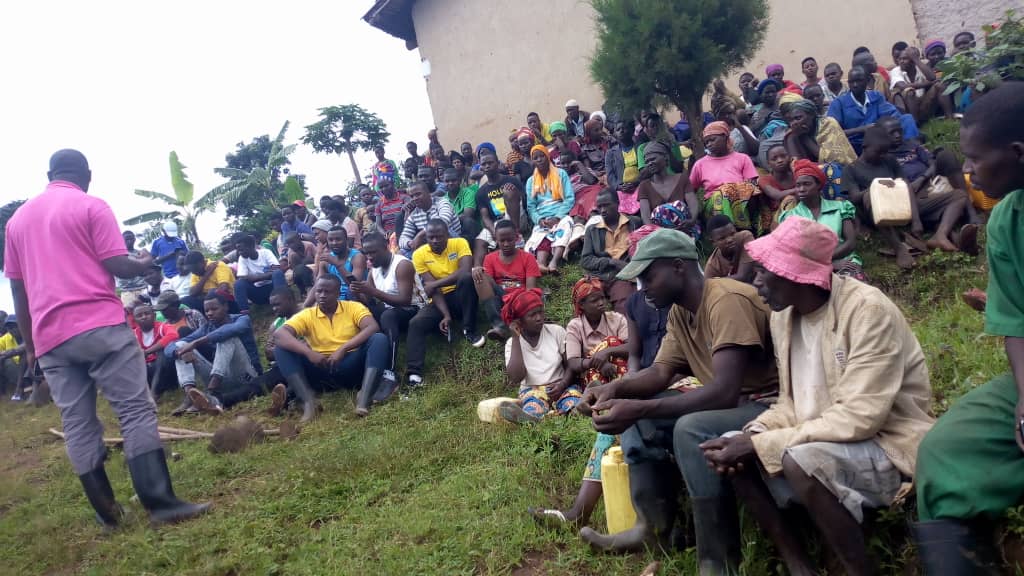 HuyeDistrict's tweet photo. Mu rwego rw'ubufatanye mu iterambere rya @HuyeDistrict, abakomoka muri @SectorMbazi batuye i @CityofKigali bakoreye #Umuganda I Mbazi mu kagari ka #Mutunda, umudugudu wa #Kagera. Bari bagizwe ahanini n'urubyiruko rwahesheje ishema Umurenge mu myaka ushize mu mupira w'amaguru. https://t.co/Y1EKut83Jb