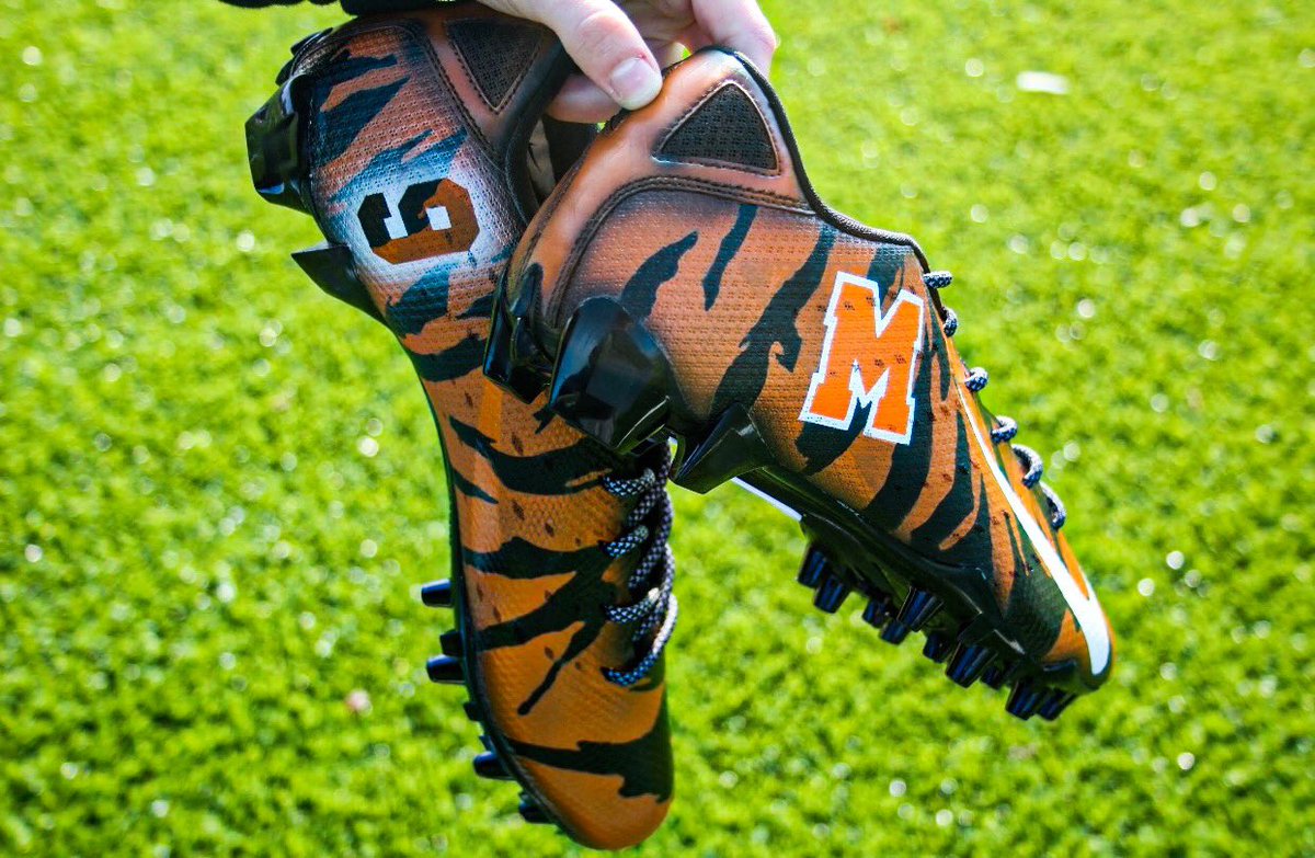 js_custom_kicks tweet picture