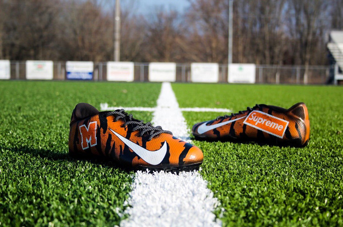 js_custom_kicks tweet picture