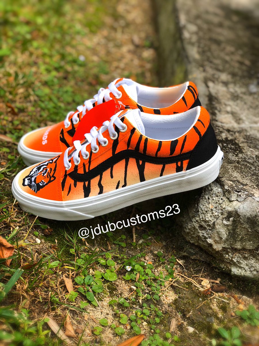 Jdubcustoms23's tweet photo. Salyard Bengals Custom🐅🔥DM me for customs‼️ @AngelusDirect @salyardsms @salyardsmschoir #Customs #Customshoes #customkicks #shoehead #sneakerhead #shoeart #angulus #anguluspaint #angulusshoes #igkicks #artistsonig #angelusdirect #artistoninstagram #art #jdub #dope https://t.co/e8Ula4sSHu