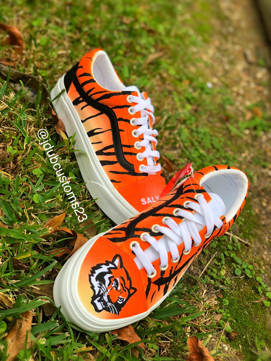 Jdubcustoms23's tweet photo. Salyard Bengals Custom🐅🔥DM me for customs‼️ @AngelusDirect @salyardsms @salyardsmschoir #Customs #Customshoes #customkicks #shoehead #sneakerhead #shoeart #angulus #anguluspaint #angulusshoes #igkicks #artistsonig #angelusdirect #artistoninstagram #art #jdub #dope https://t.co/e8Ula4sSHu