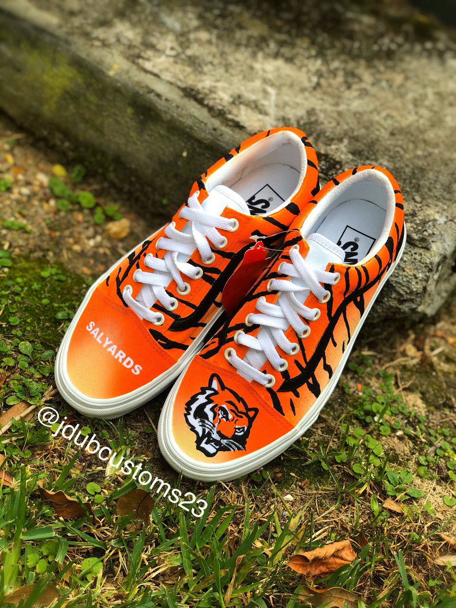 Jdubcustoms23's tweet photo. Salyard Bengals Custom🐅🔥DM me for customs‼️ @AngelusDirect @salyardsms @salyardsmschoir #Customs #Customshoes #customkicks #shoehead #sneakerhead #shoeart #angulus #anguluspaint #angulusshoes #igkicks #artistsonig #angelusdirect #artistoninstagram #art #jdub #dope https://t.co/e8Ula4sSHu