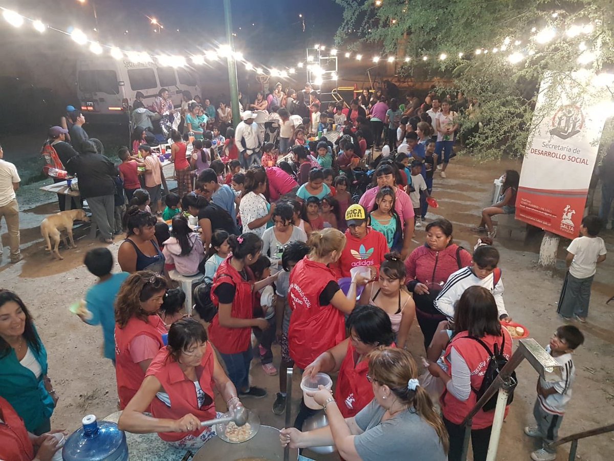GuadaColqueOK's tweet photo. #CerrandoGestion municipal la https://t.co/uUVtqLribx.Comunitarios @JuanPabloLina10  realizó la ultima cena comunitaria en Barrios Justicia, agradecemos a todos los que participaron para brindar este servicio @GustavoSaenzOK @DesarrolloSalta https://t.co/7XGDlNhc6L