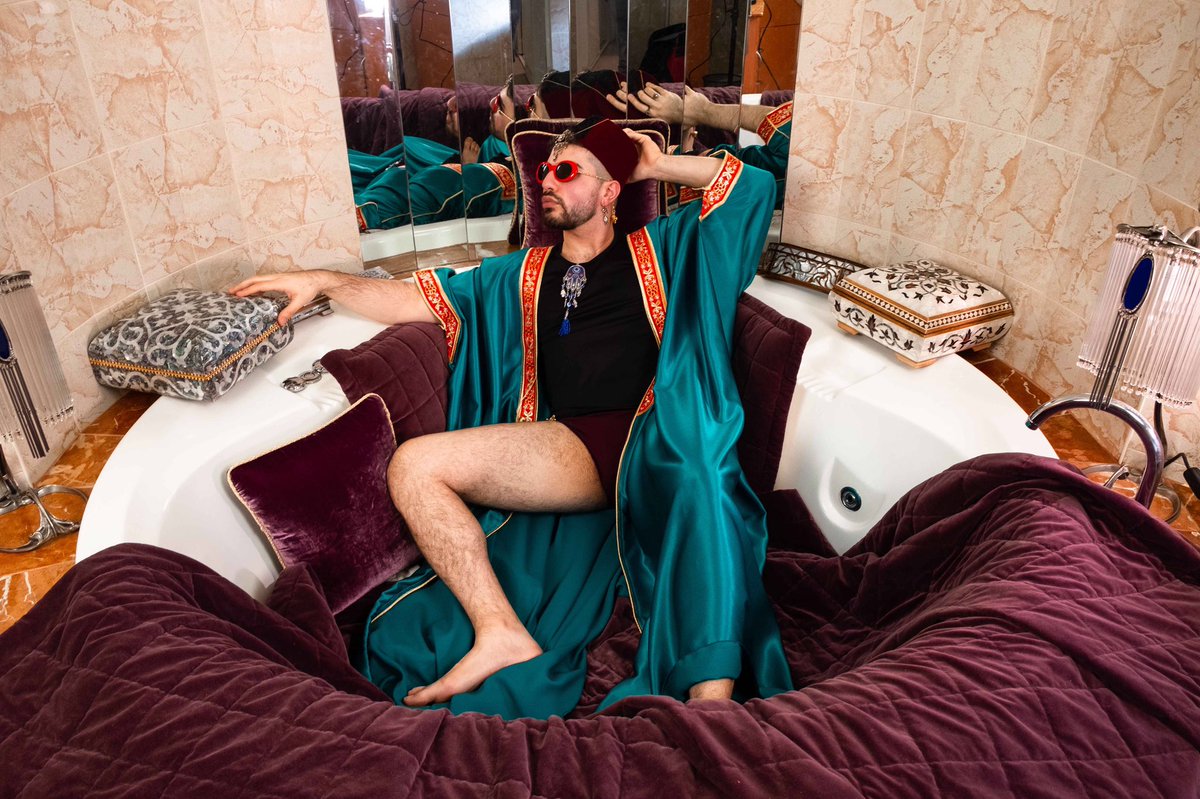 Mchl_Vsc's tweet photo. Today 3-4pm on .@3CR’s @QueeringTheAir I speak w/
Azlan about #queerdisplacement of refugees and asylum seekers &amp; with Flatwhite Damascus about his experiences in #Syria and being a skincare influencer. 

#queerstuff
#queerradio https://t.co/DGKnzPJYeF