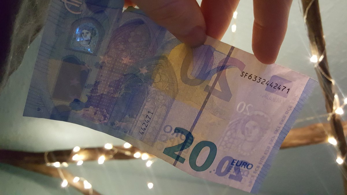 lukebvr's tweet photo. anoche de fiesta me encontré 20€ en el suelo de la discoteca, rt para pasaros mi suerte🤪 https://t.co/OSNTzs4cQN