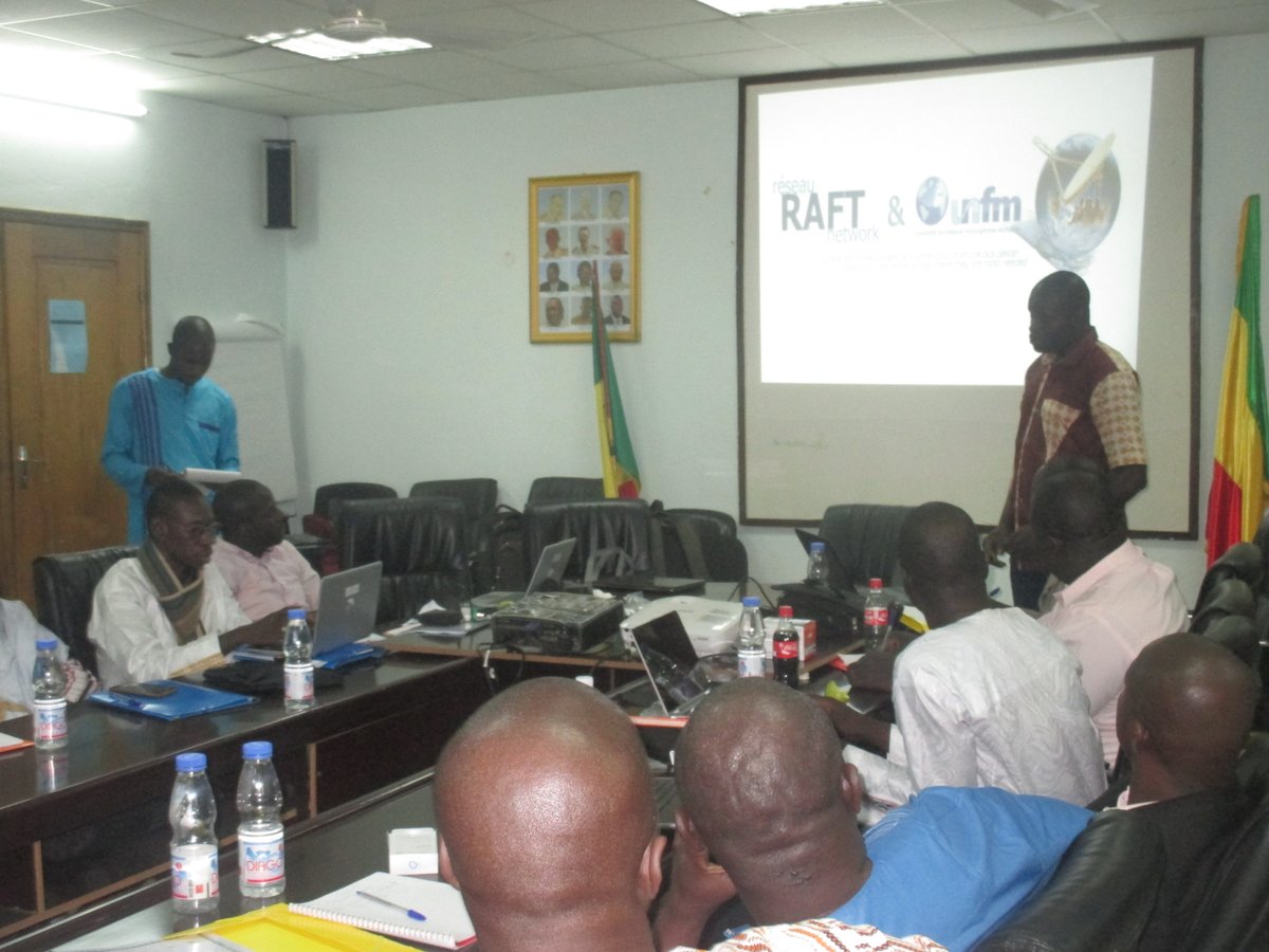Le Mali compte 2 759 établissements de santé: 674 établissements (24 %) en commune urbaine et 2 085 établissements (76 %) en commune rurale. Dans le secteur santé, les TIC peuvent répondre à de nombreux besoins en améliorant l’échange de données et la communication à distance.
