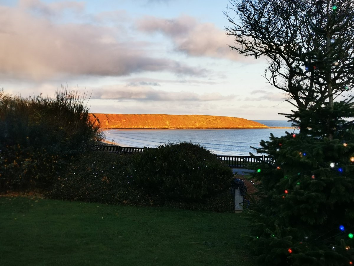 itisntdisney1's tweet photo. Day vs night #loveFiley @FileyBayToday on the @DiscoverCoast @YorksCoastRadio https://t.co/SRuognooVe