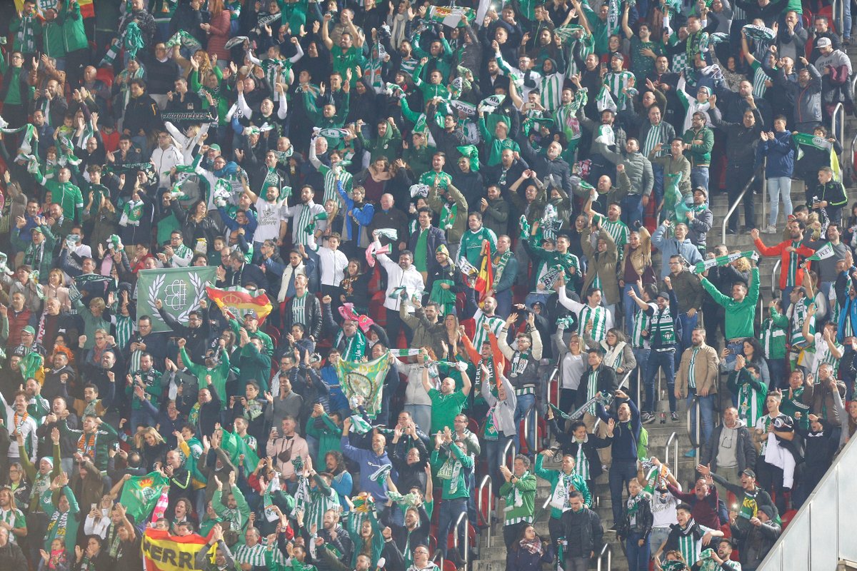 RealBetis's tweet photo. 👏👏👏👏

Gracias por hacernos sentir otra vez como si jugásemos en casa. ¡Buen viaje de vuelta!

#DíaDeBetis #MallorcaRealBetis https://t.co/xOwjUQ7RAe