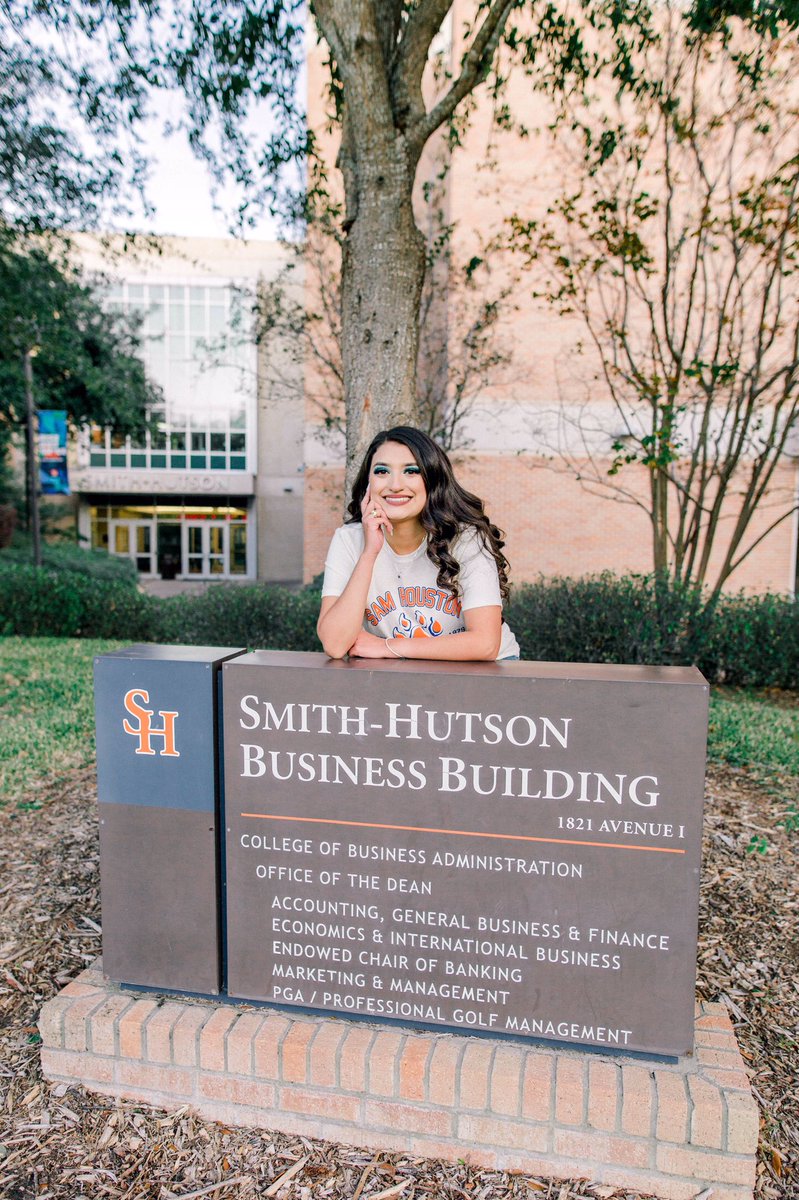 Cynthia_Elisaaa's tweet photo. First Generation 
Mexican-American 🇲🇽🇺🇸
Daughter of an immigrant single mother

Sam Houston State University
December 14, 2019 | 9:30AM

Bachelor of Business Administration double major in Finance and Banking &amp; Financial Institutions with a minor in Criminal Justice 
 
#Gradszn https://t.co/dU17NPnZOz